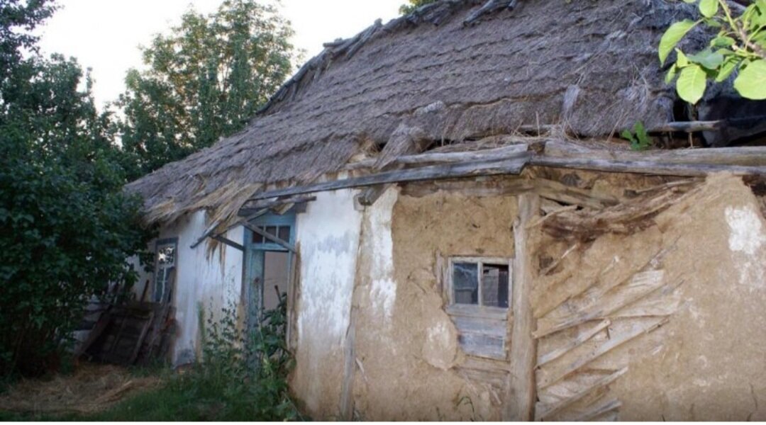 Саманный дом, фото из интернета, примерно в таком состоянии была избенка после смерти колдуньи Хрести.