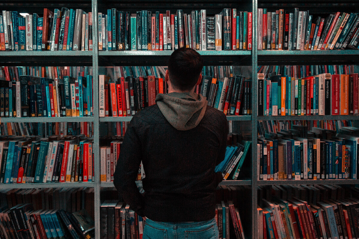 Несколько книг прочитала. Много книг. Книга человек. Полки для книг. Куча книг