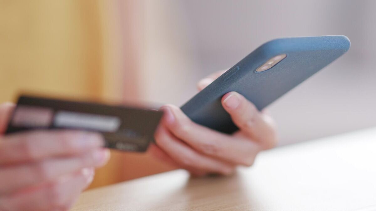    Покупка в интернете с помощью банковской карты© Depositphotos.com / leungchopan