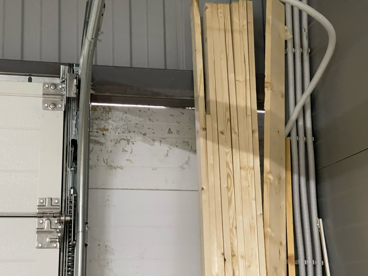 Щели буквально повсюду. Их еще предстоит устранить, но чуть позже.