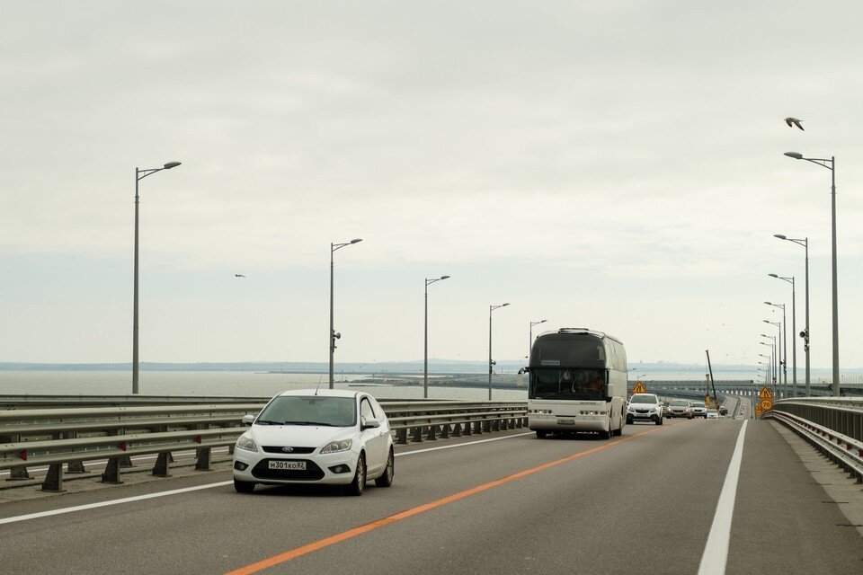 Крымский мост на автомобиле. Движение авто по Крымскому мосту. Крымский мост машины. Автомобильное движение по Крымскому мосту возобновлено. Крымский мост движение.