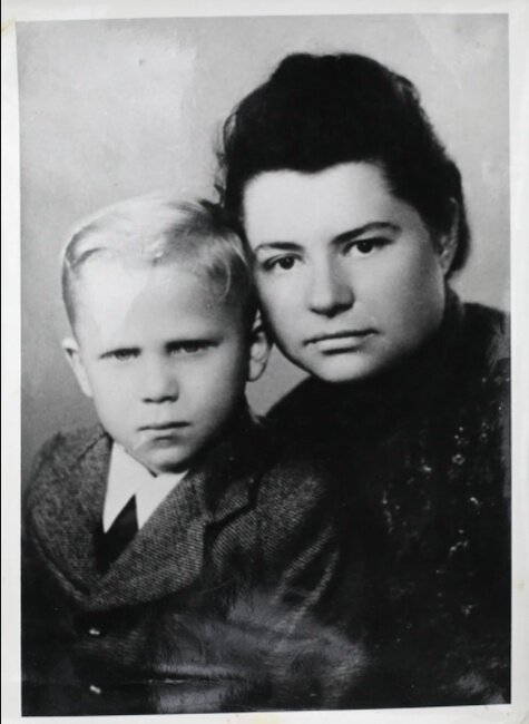 Гена с приемной мамой Галиной Грущиньской. Фото ориентировочно 1947 года.