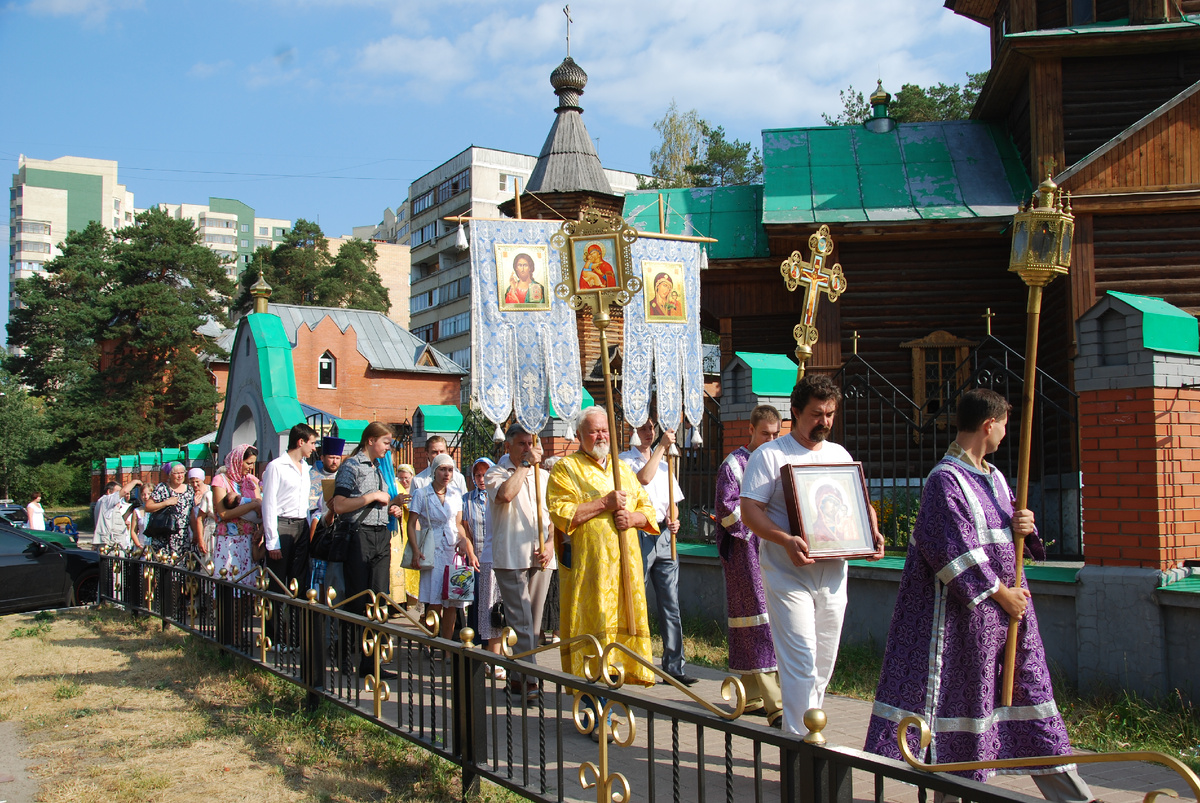 Крестный ход после богослуженияе; 21 июля 2010 г.