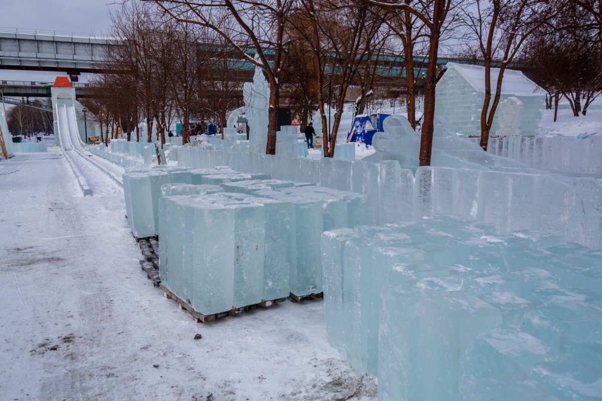    В Бердске из-за отсутствия снега не могут начать строить новогодний городок