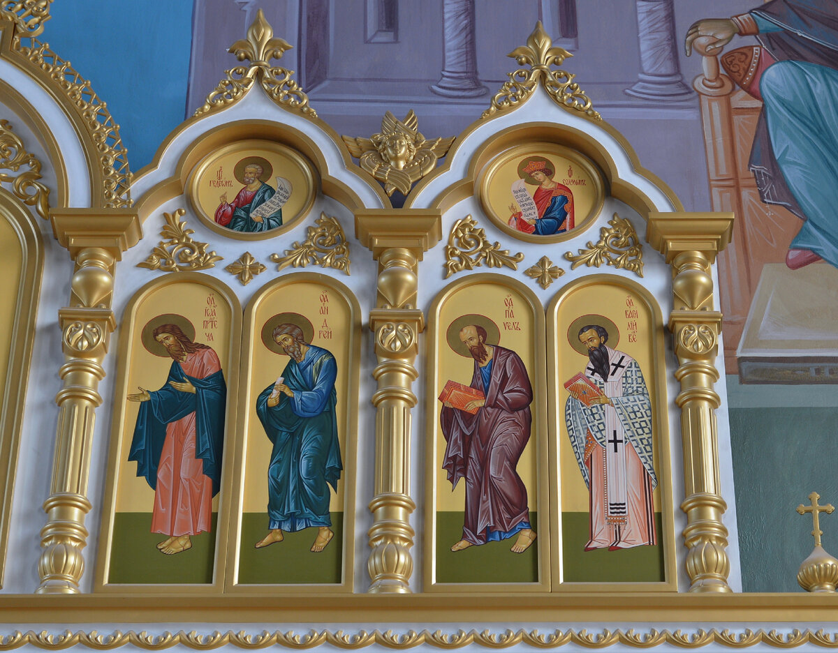 Храм Успения Пресвятой Богородицы "за верхом" г. Калуга. Фрагмент центрального иконостаса.  Святитель Василий изображается в светлой крещатой фелони, с Евангелием в руках. Лицо удлиненное, смуглое, лоб высокий, нос с горбинкой, волосы черные с проседью, такая же борода до груди, сужающаяся к концу.