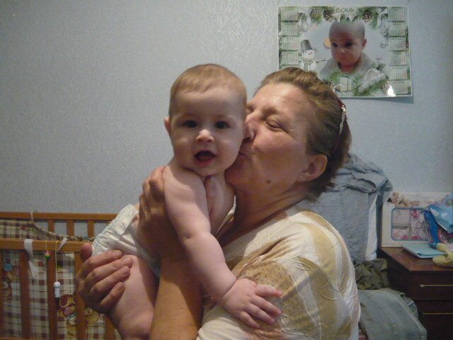 Фото из личного архива. Июль 2014 года. Онега с Дашенькой. На стене календарь с фото Евы.