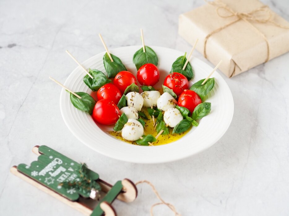 закукуски на новый год. новогоднее меню 2024 закуски. Canapes with olives top view. новогодний стол меню. блюда на новогодний стол.