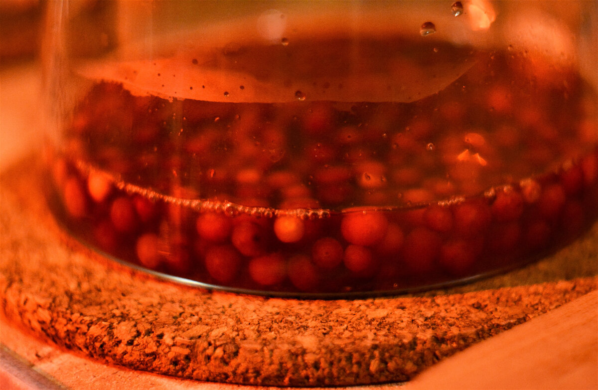 Слегка обдать кипятком или паром.