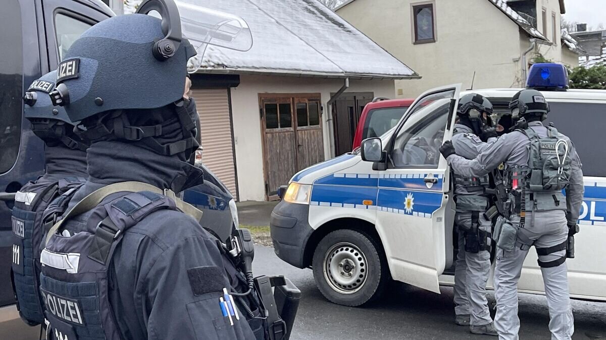    Сотрудники немецкой полиции в районе Бад-Лобенштайна во время рейдов против членов крайне правой террористической группы, подозреваемых в планировании нападения на парламент Германии© AFP 2022 / NEWS5/Fricke