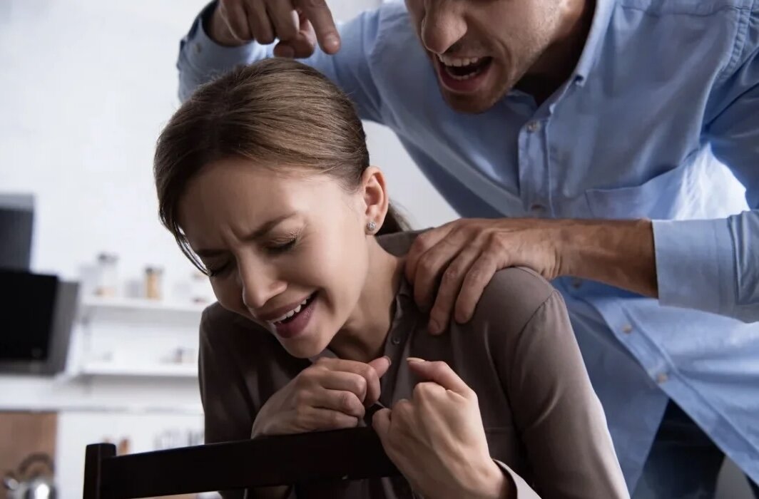 Фото: laifhak.ru Для КПТСР не требуется посещать горячие точки или сталкиваться с природными катаклизмами. Достаточно длительное время терпеть психологический, эмоциональный, финансовый и другой абьюз в стенах дома.  
