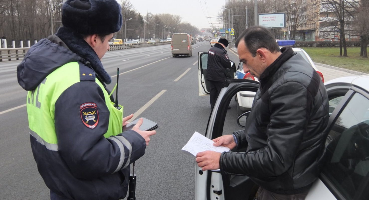 Пол штрафа. Инспектор ДПС. Гаишник останавливает машину. Нарушение ПДД