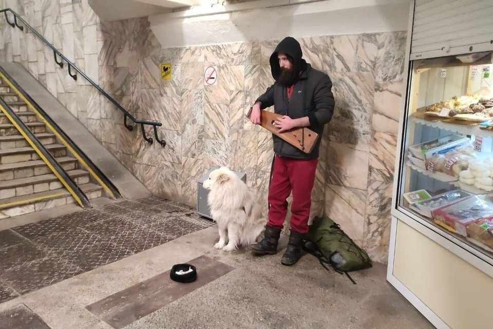     В Новосибирске в переходе у метро заметили музыканта с весьма необычным инструментом — гуслями. Вадим АЛЕКСЕЕВ