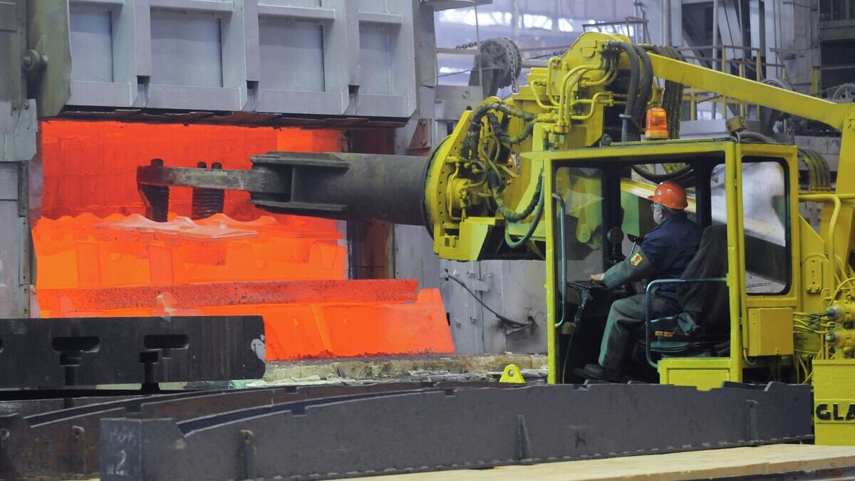    Рабочий в цехе ОАО "Корпорация ВСМПО-АВИСМА"© РИА Новости / Григорий Сысоев