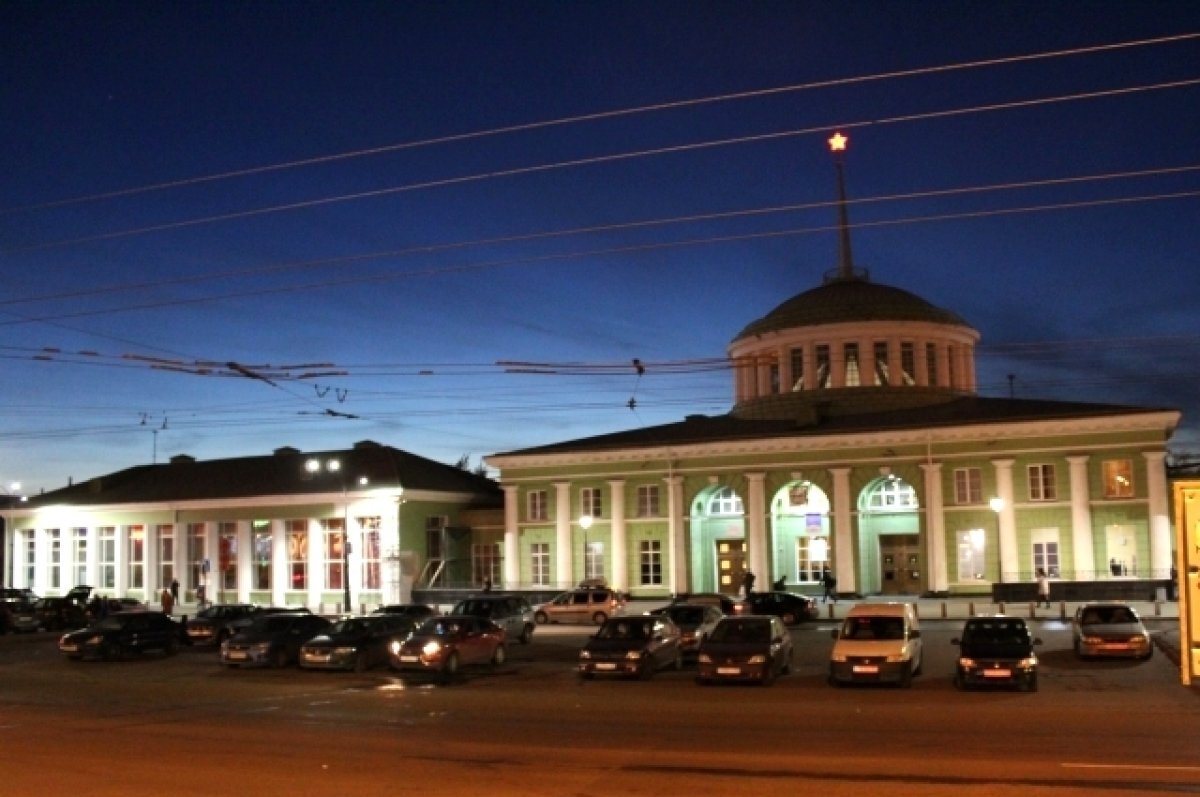 Вокзал мурманск телефон. Привокзальная площадь Мурманск. ЖД вокзал Мурманск внутри. Мурманск вокзал 90-е. Привокзальная площадь города Мурманска 62 год.