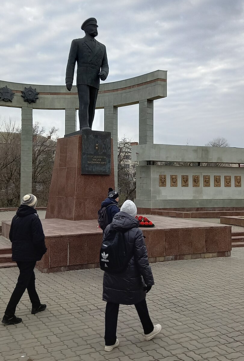 Памятник Городовикову Б.Б. в  Элисте