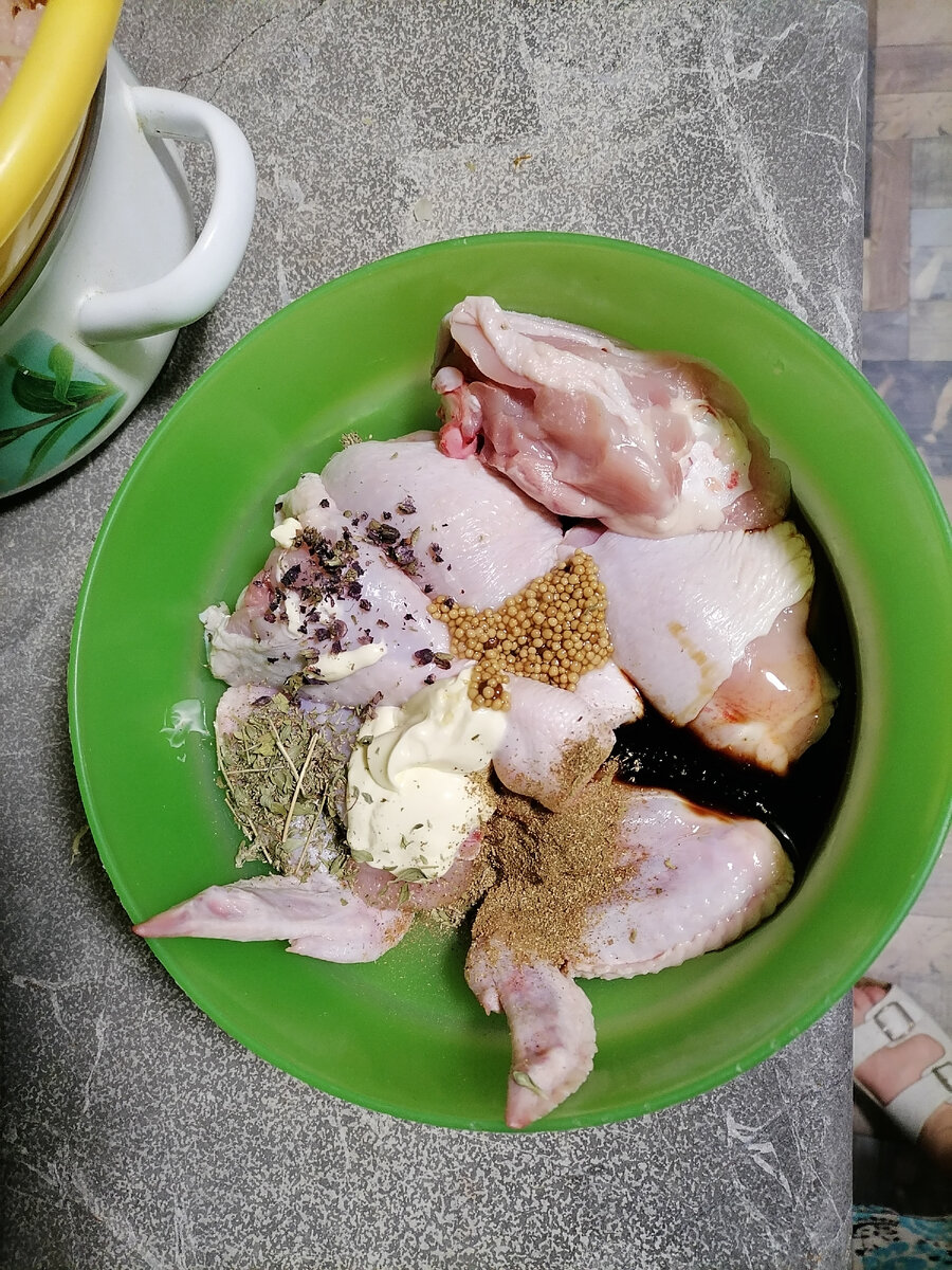 Состав маринада - по вкусу. У меня :соевый соус, хмели-сунели, сухой базилик(темный), дижонская горчица, майонез и сухая мята, иногда - чабрец . 