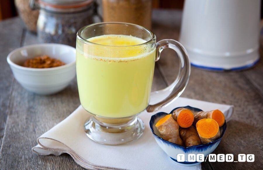 
Этот удивительный чай лечит более 50 болезней, он способен убивать паразитов и очищает организм от шлаков!

Вот эти 5 ингредиентов чая:

1. Куркума
Лечебные свойства куркумы довольно популярны в настоящее время. Соединение куркумин уменьшает воспаления, борется с раком и способствует здоровью сердца.

2. Имбирь
Имбирь помогает решить проблемы, связанных с пищеварением и мигренью. Он также обладает противовоспалительными свойствами и помогает бороться со смертельными заболеваниями, такими как рак.

3. Корица
В азиатских странах эта пряность широко используется для снижения уровня сахара в крови и лечения вирусных инфекций, таких как простуда, грипп и кашель.

4. Кардамон
Если вы хотите, предотвратить образование тромбов естественным образом, то только с помощью кардамона. Это помогает держать стенки артерий чистыми и поможет в правильной циркуляции крови в организме. Он также помогает устранить отходы из организма через почки.

5. Мед
Мед также упоминается как самая полезная пища на планете. Он придает чаю приятный вкус и является источником энергии для организма, укрепляет иммунную систему.

Вам понадобится:
- имбирь — ½ ст.л.
- корица — ½ ст.л.
- куркума — 1/6 ч.л.
- кардамон — 1 щепотка
- вода — 500 мл
- мед — 1 ч.л.

Приготовление:
Возьмите 500 мл воды и закипятите на медленном огне.
Добавьте ½ столовые ложки имбиря, корицы в кипяченую воду.
Добавьте 1/6 чайной ложки куркумы и 1 щепотку кардамона к смеси и размешайте хорошо.
Вскипятить воду со всеми ингредиентами в течение 5-10 минут.
Дайте остыть напитку 10-15 минут. После этого процедите воду и добавьте 1 чайную ложку меда.

Выпивайте этот чай каждый день утром, и вы будете оставаться здоровыми всегда!