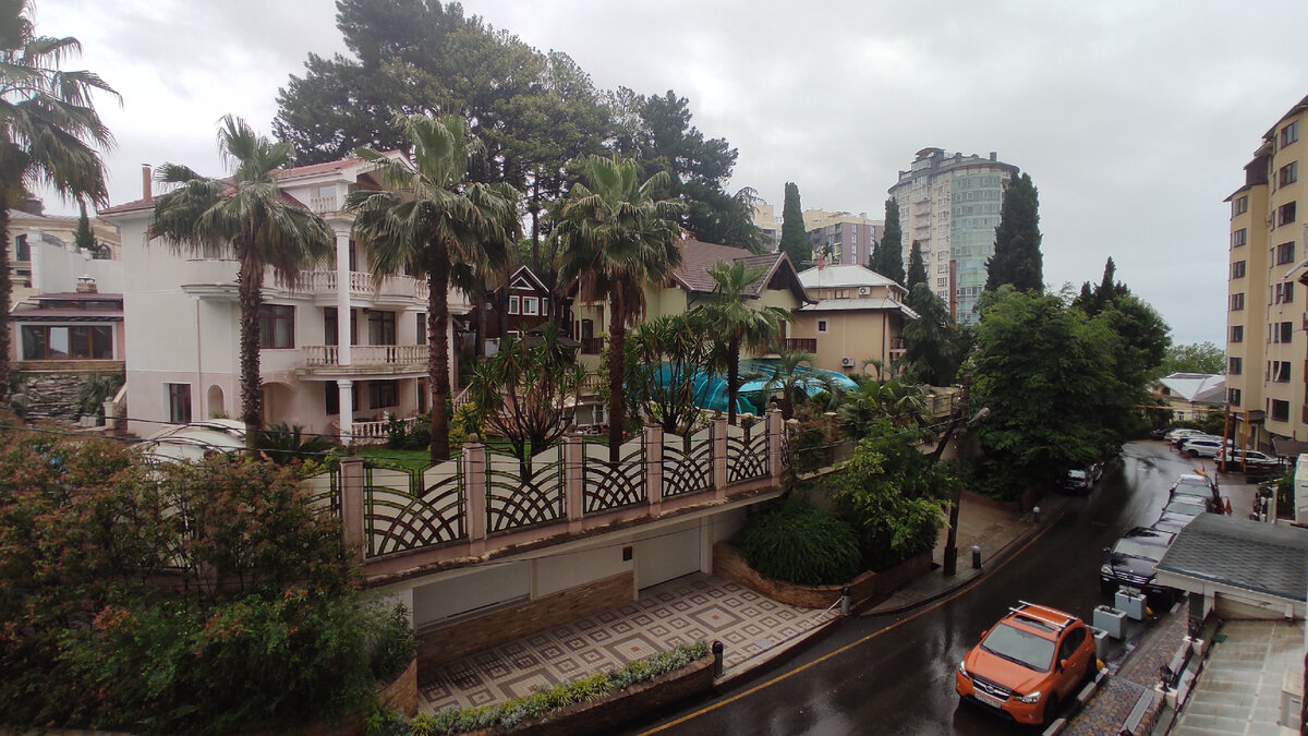 Грустный вид с балкона нашей квартиры в Сочи. Фото автора