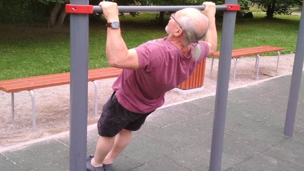 Ноги можно ставить и ближе, приседая на них, а затем помогать себе мышцами ног, частично снимая нагрузку с рук и широчайших.