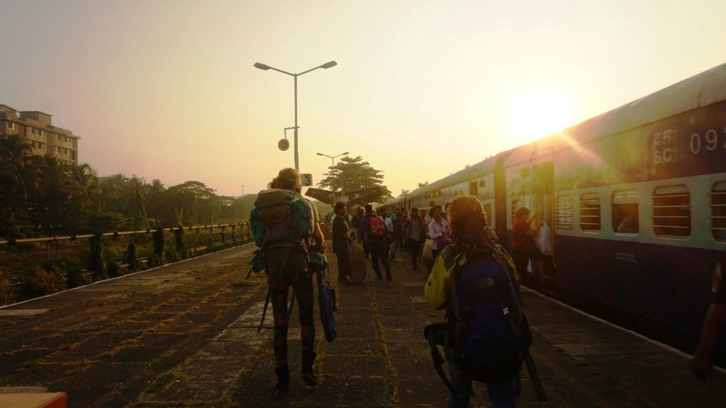 Иду на поезд со своим огромным рюкзаком