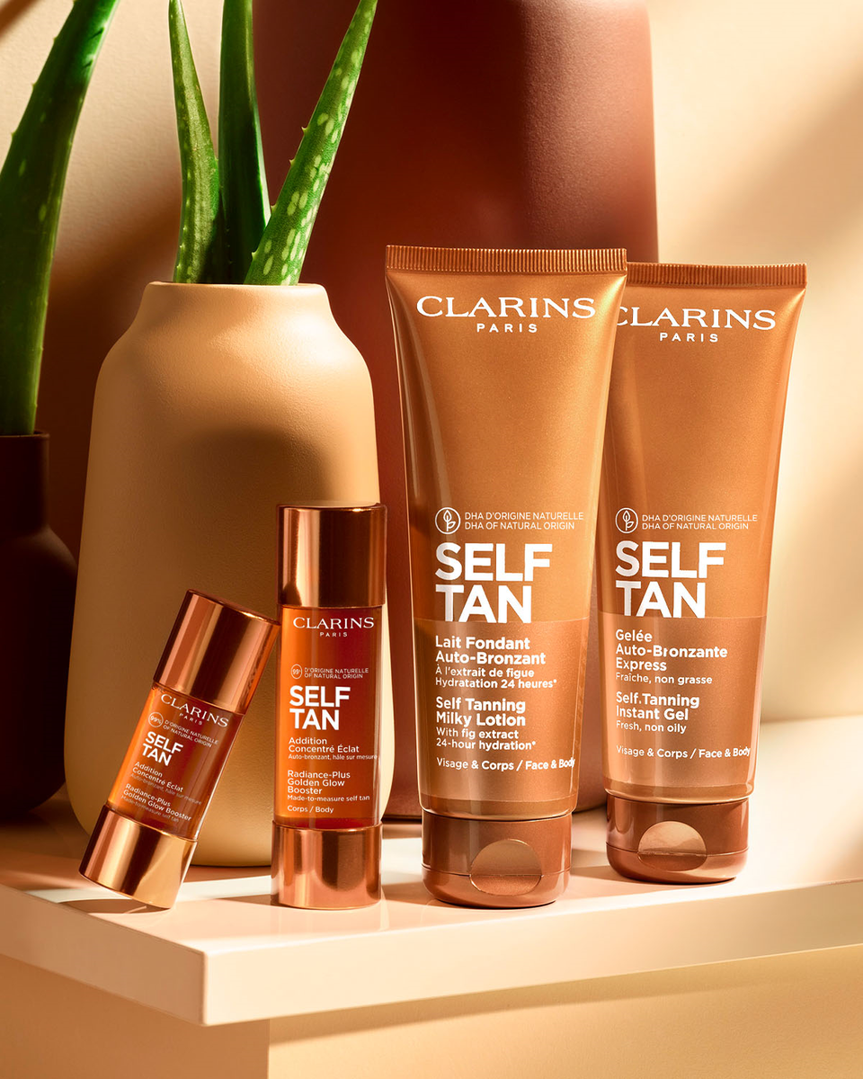 В обновлённой линии автобронзантов Clarins — 4 средства в формате молочка, геля и концентратов-бустеров для лица и тела