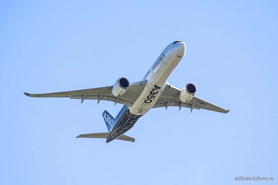 Airbus A350-900 в полёте на МАКС 2019. Источник: Airlines Inform. Автор фото: Алексей Марчуков