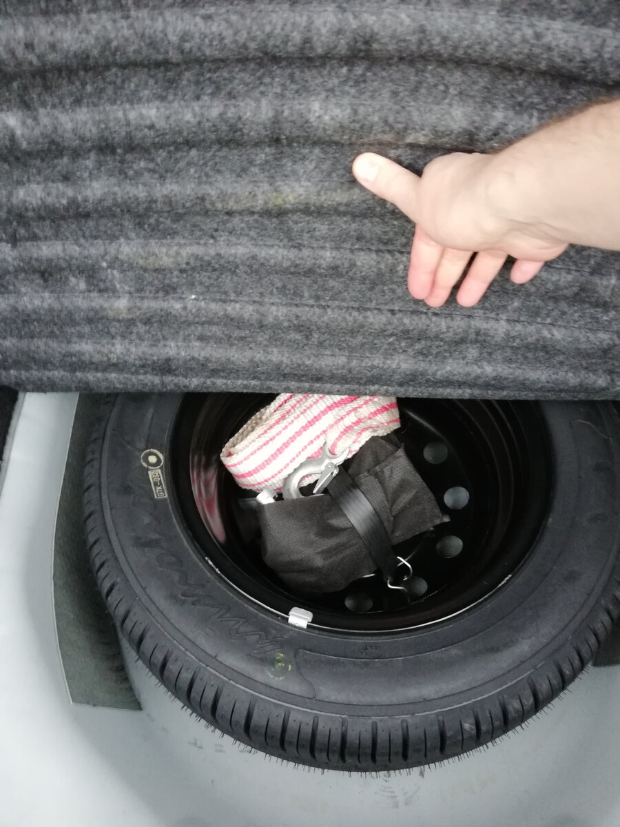 Запасное колесо в моей машине, домкрат и балонный ключ в чехле.