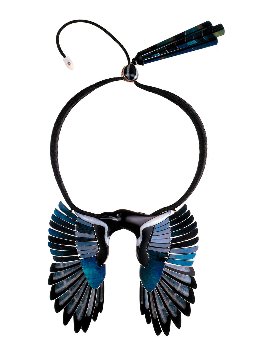 Ожерелье сороки, 1988 Черный  нефрит, белый жадеит, лабрадорит, серебро, шелковые косы кумихимо
