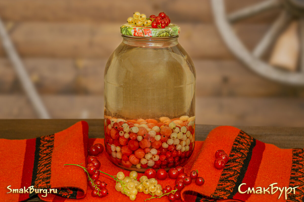 Простой и вкусный ягодный напиток из вишни и смородины - чудесная, совсем не хлопотная домашняя заготовка на скорую руку!