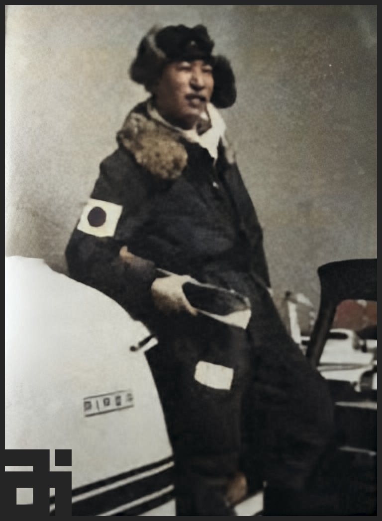 Маэно, позирующий перед арендованным самолётом Piper PA-28.