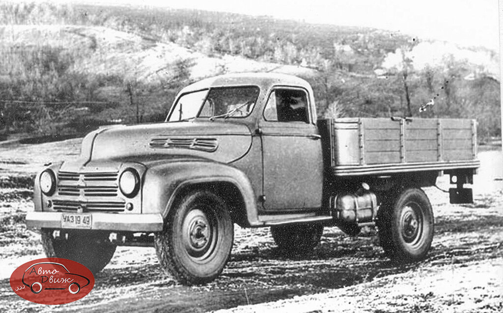 Опытный образец УАЗ-300. Таких машин построили две: первую - в 1949 году с мотором от "Победы", вторую - в 1950-м с мотором от ГАЗ-ММ