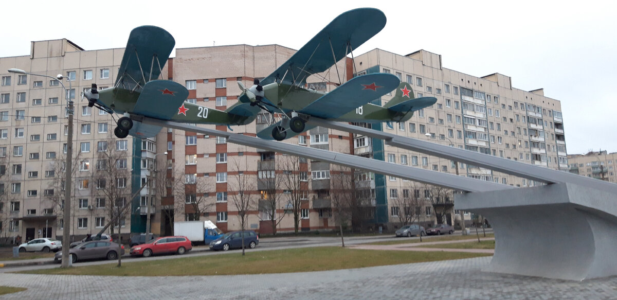 Памятник первым летчикам России, героическим авиаторам.