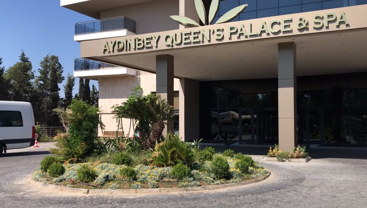  Aydinbay Queens Palace. Центральный вход