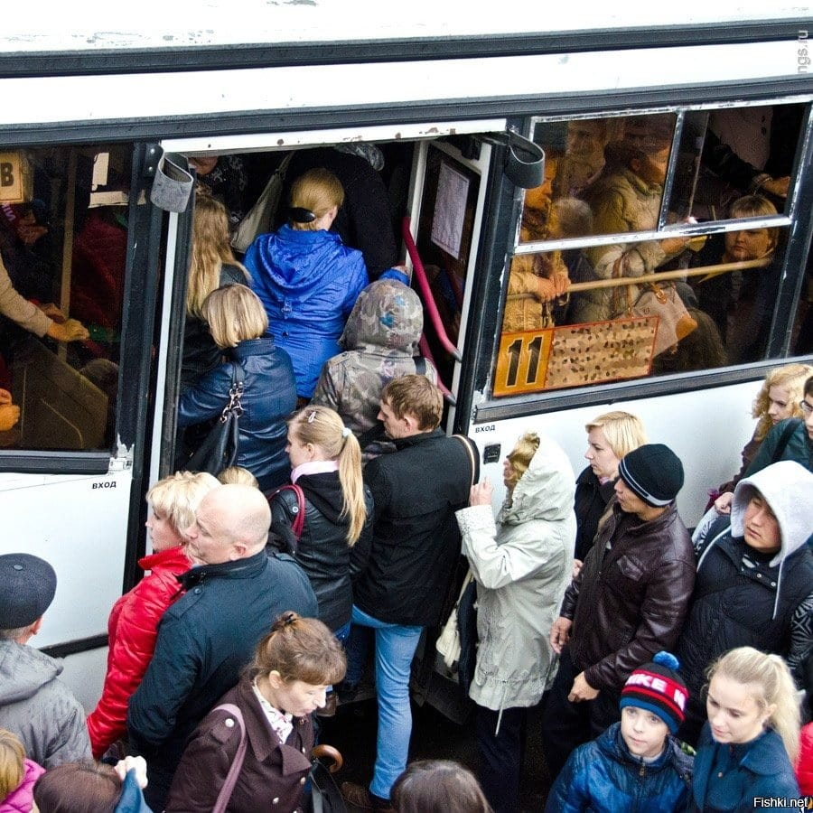 Люди заходят в метро. Общественный транспорт битком. Толпа людей в автобусе. Толпа людей в общественном транспорте. Переполненный общественный транспорт.