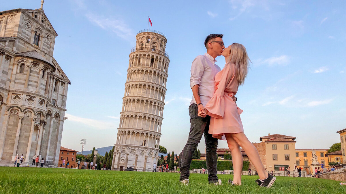 Вид на Поле Чудес и Пизанскую башню