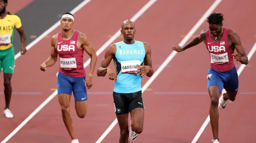 Багамский бегун Стивен Гардинер выиграл олимпийский финал на дистанции 400 м