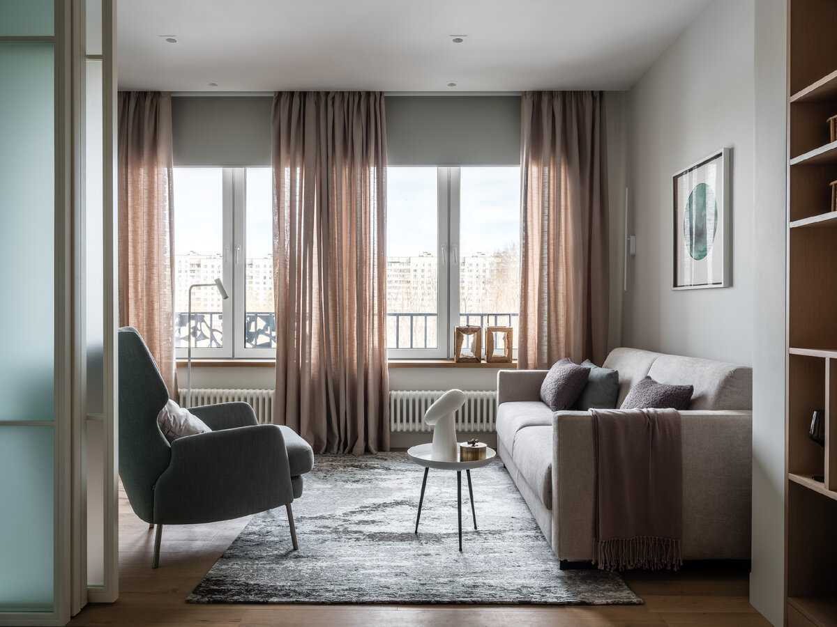 В нише напротив дивана расположили ТВ-зону. Участок стены за телевизором оформили деревянными рейками.