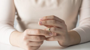 Что делать с обручальным кольцом после развода