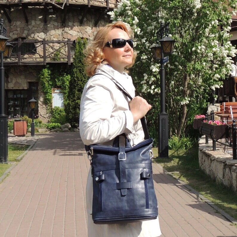 Рюкзак быстро и легко превращается в  красивую сумку. 