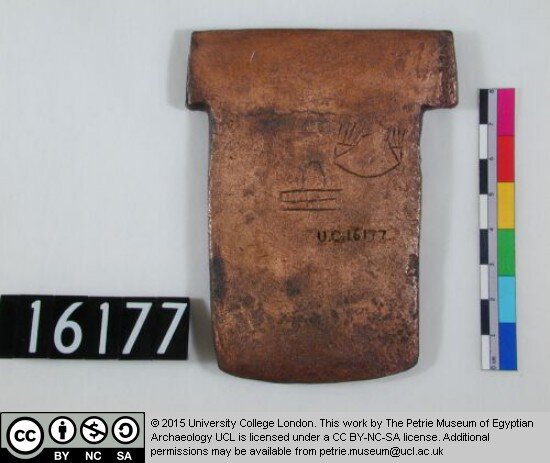 Этот медный топор хранится в музее археологии Египта, обнаружено это изделие в гробнице фараона Джера