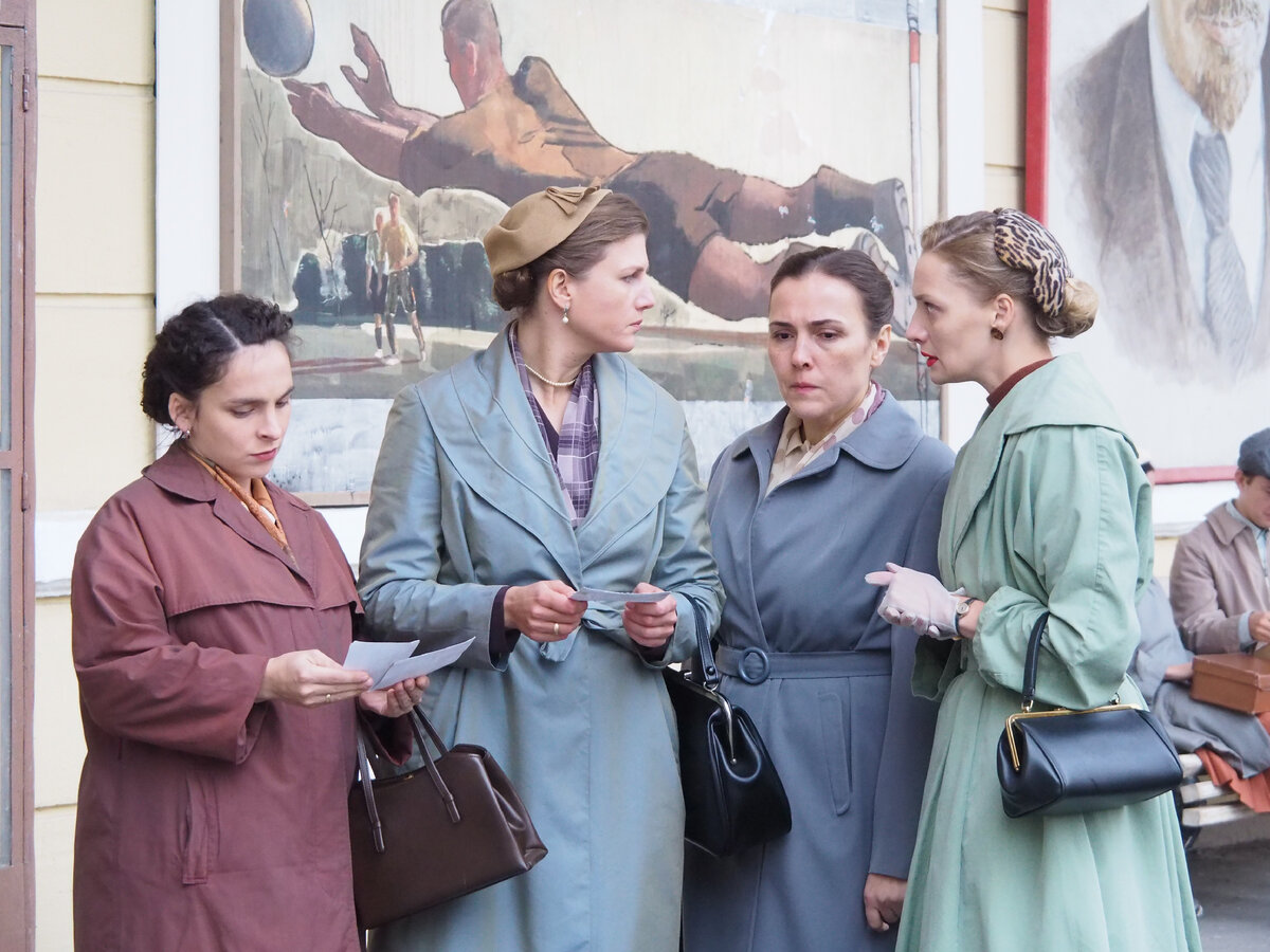 Софья (Яна Дюбуи), Ирина (Марьяна Спивак), Катерина (Елена Панова) и Анна (Екатерина Вилкова). Кадр из сериала