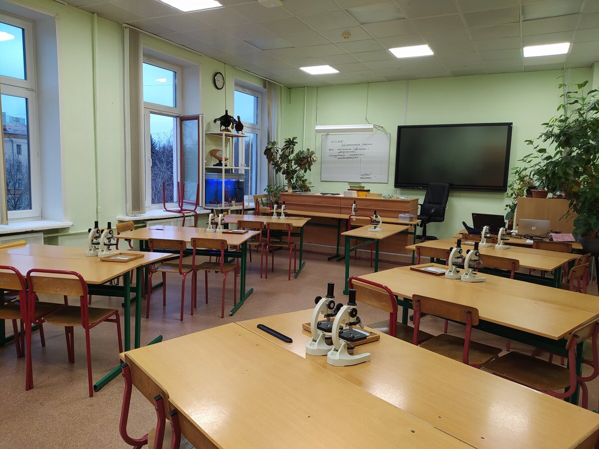 Здесь видна и расстановка мебели при работе в группах, и подготовленное оборудование.