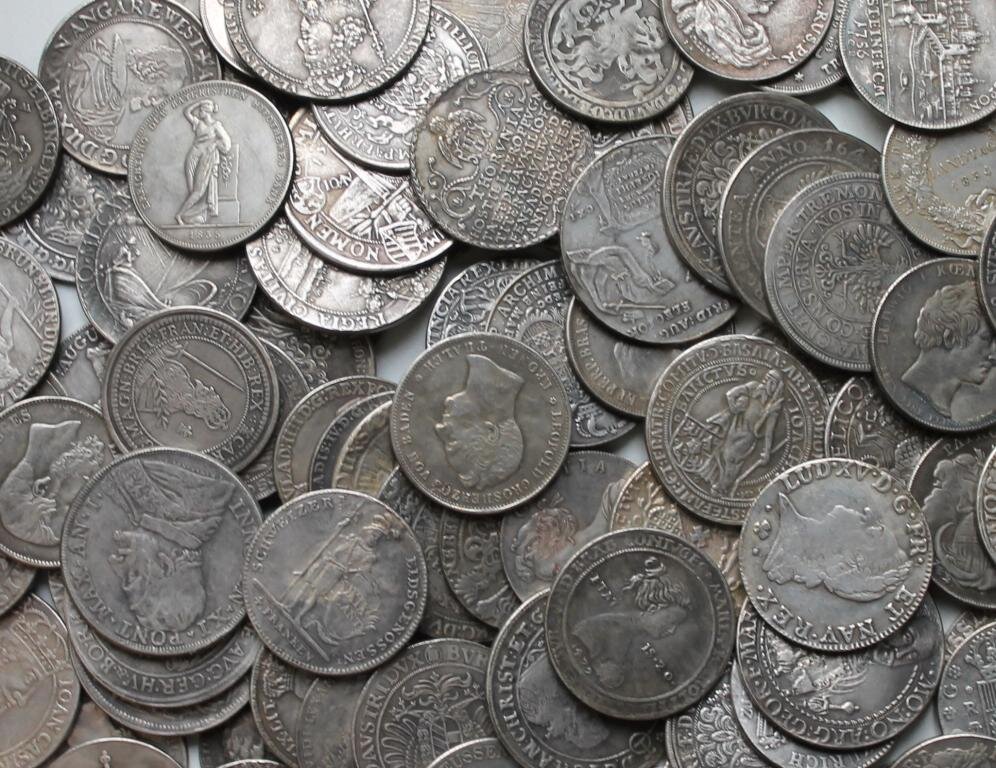 Купить много монет. Старинные монеты. Старинные монеты серебро. Серебряная монета. Коллекция серебряных монет.