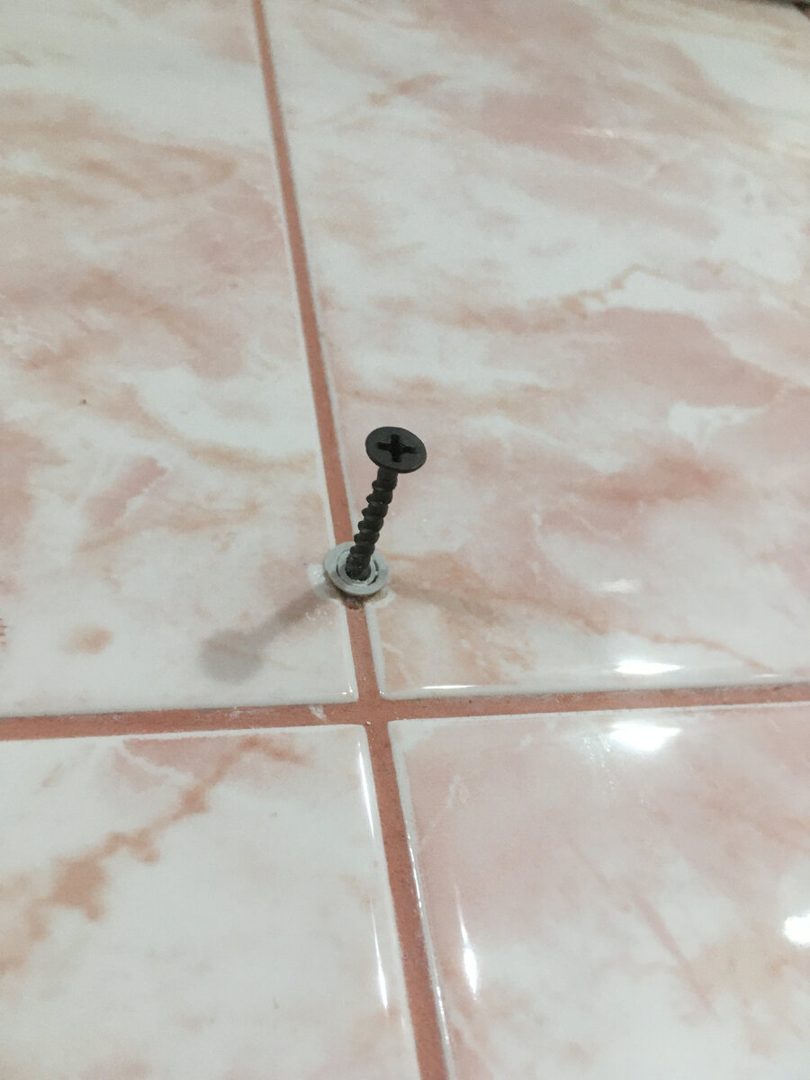 Если метка совпадает с швом между плитками отверстие сделать будет проще.