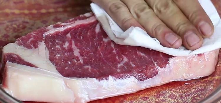 телятину обсушить бумажным полотенцем