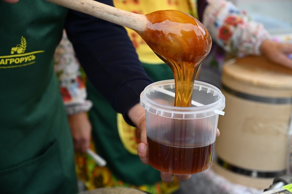 В России очень любят мед - вкусный и полезный для здоровья продукт. Фото Людмилы Ковалевой (Южноуральская панорама)