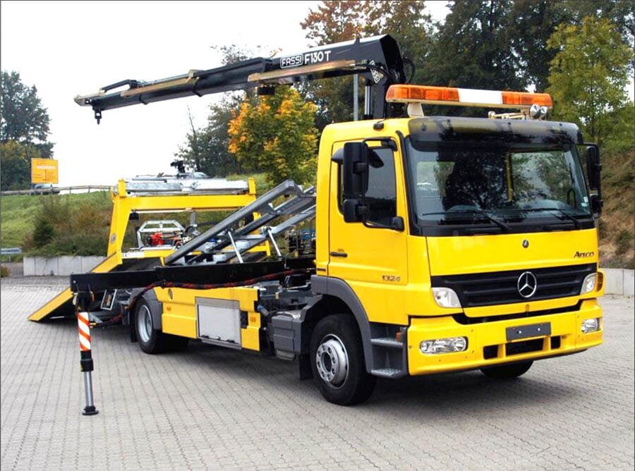 Универсальный эвакуатор со сдвижной платформой и манипулятором