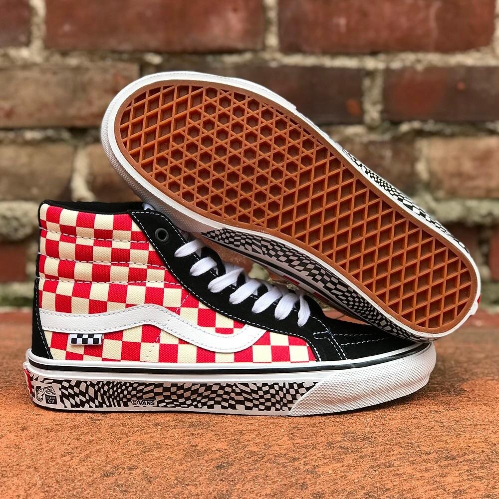 1.Vans Skate Sk8-Hi Reissue Vans Slip-On всегда попадают в списки лучших кроссовок для скейтбордистов. Классическая расцветка шахматной доски является сегодня одним из трендов скейтборд-моды. Замшевый верх и запатентованной вафельная подошва Vans, они идеально сочетаются с любым стилем. В них вы не будете выглядеть ярко.