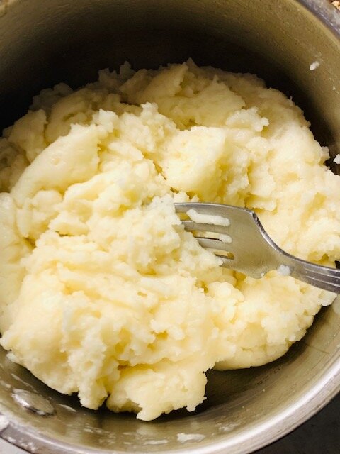 Воду с маслом и солью довести до кипения, всыпать муку. Перемешать.