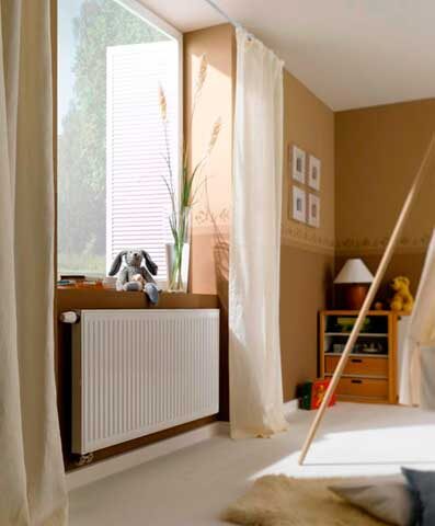 Стальные радиаторы обладают хорошей тепловой мощностью и низкой тепловой инерцией, оснащены дополнительным регулятором, который позволяет рационально использовать тепло, подаваемое нашими системами отопления.